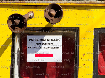 Kolejki SKM z ulotka informacyjna o poparci dla strajku...