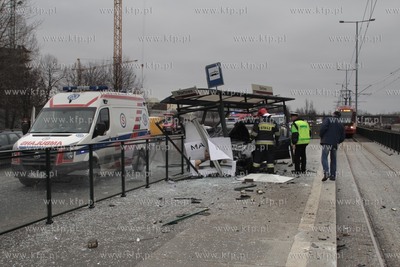 Gdansk. Zniszczona przez samochod osobowy wiata na...