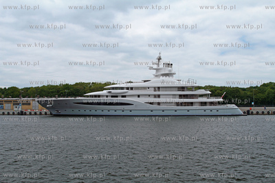 W gdanskim porcie, przy nabrzezu Obroncow Westerplatte,...