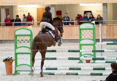 Pierwszy dzien Halowych Regionalnych Zawodow w Skokach...