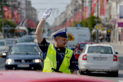 Gdynia, ul. Swietojanska. Policjanci promuja ogolnopolskie...