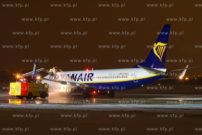 Zima na gdanskim lotnisku. Nz. Boeing 737 Rayanair...