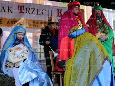 Orszak Trzech Kroli na ulicach Chojnic. 06.01.2015...