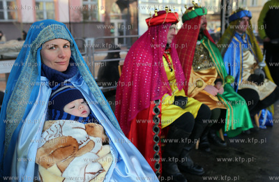 Orszak Trzech Kroli na ulicach Chojnic. 06.01.2015...