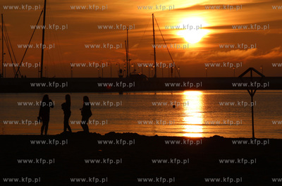 Wschód słońca na plaży w Sopocie. 18.06.2017 Fot....