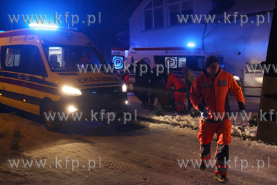 Pożar w hospicjum w Chojnicach. Na zdjęciu ewakuacja...