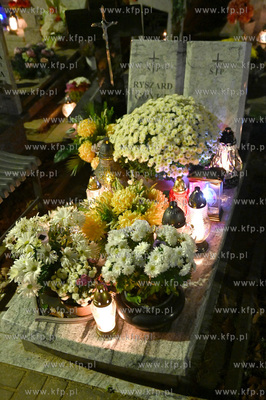 W zaduszkowy wieczór na cmentarzu parafialnym w Gdyni...