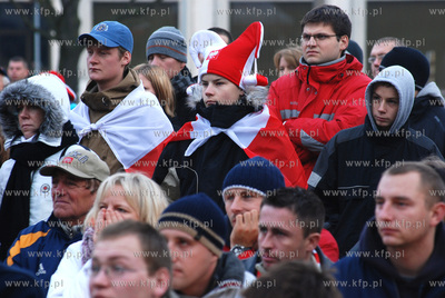 Gdynianie kibicuja przed ustawionym na Placu Grunwaldzkim...
