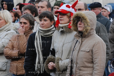 Gdynianie kibicuja przed ustawionym na Placu Grunwaldzkim...