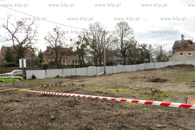 Stawianie ogrodzenia wokół placu pomiędzy ulicami...