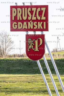 Witacz z herbem miasta Pruszcz Gdański stojacy przy...