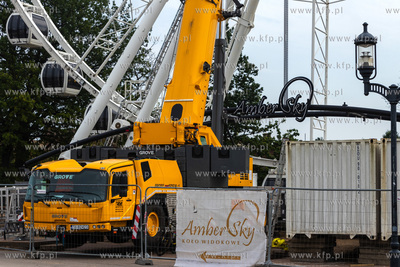 Demontaż koła widokowego Amber Sky na wyspie Ołowianka...
