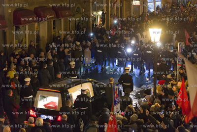 Gdańsk. Przemarsz konduktu żałobnego z trumną zamordowanego...
