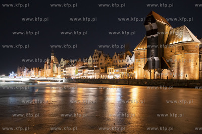 Zima w Gdańsku nocą. Długie Pobrzeże. Żuraw nocą...