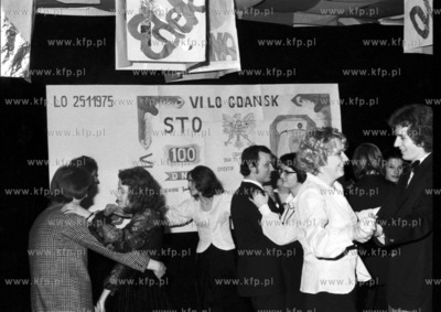 Studniowka w VI LO w Gdansku. (styczen75_z.kosycarz_p51)...