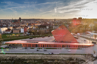 Gdansk, Muzeum II Wojny Swiatowej, w tle stare miasto,...
