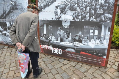 Gdansk. Wystawa na Placu Solidarnosci pt. Odyseja ku...
