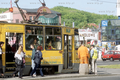Tramwaj na przystanku na al. Grunwaldzkiej skrzyzowanie...