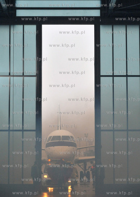 Uroczystosc powitania 2 milionowego pasazera na lotnisku...