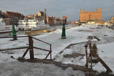 Gdansk. Wyspa Spichrzow. Nz. widok na Motlawe z zacumowanymi...