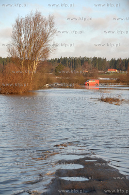 Wezbrane wody rzeki Radunia spowodowaly podtopienia...