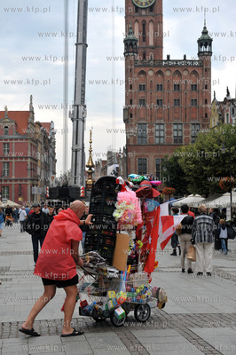 Handel na Dlugim Targu w Gdansku. W tle montaz drestaurowanego...
