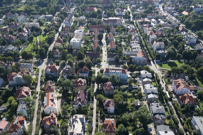 Gdansk Oliwa z lotu ptaka. Na dole od lewej ul. Kaprow,...