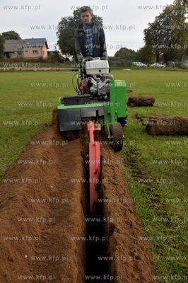 Prace przy instalacji systemu automatycznego nawadniania...