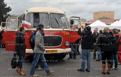 Gdanska Parada Niepodleglosci. Autobus jelcz ogorek...