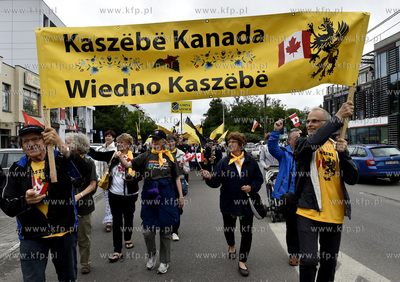 XIX Światowy Zjazd Kaszubów odbył się w Rumi. Przemarsz...