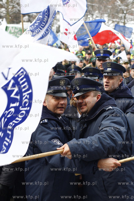 Gdansk. Pikieta przed Urzedem Wojewodzkim sluzb mundurowych...