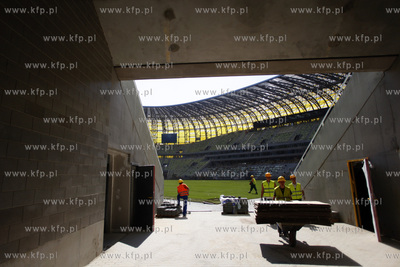 Gdansk. Polozono murawe na plycie boiska stadionu PGE...