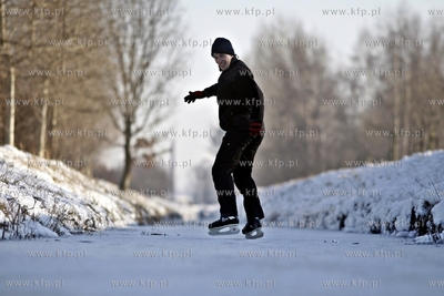 Gdańsk Zaspa. Jazda na łyżwach po zamarzniętym...