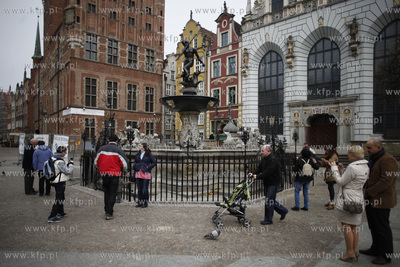 Gdansk. Dlugi Targ. Powrot posągu rzymskiego boga...
