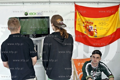 Sopot. Calsberg Fan Camp. Nz kibice graja w  pilke...