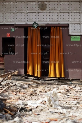 Gdansk. Wyburzanie budynku bylego kina Znicz przy ul....