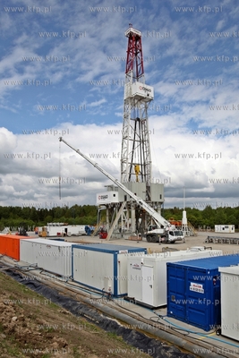 Przygotowania do pierwszych odwiertow w poszukiwaniu...