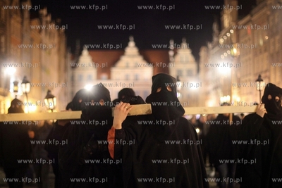 Gdańsk. Misterium Nocne. Nz. uczestnicy misterium...