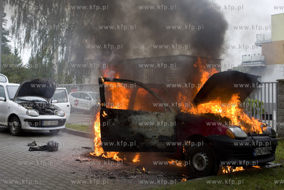 Płonące auto marki Fiat Seicento na ulicy Kobieli...
