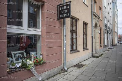 W oknie przy ulicy Ogarnej w Gdańsku, gdzie znajduje...