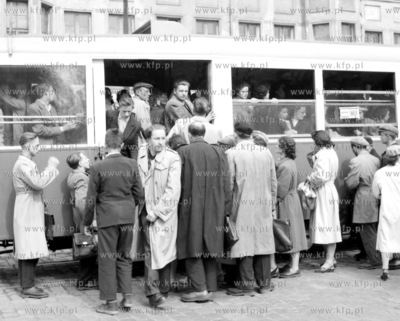 Tlum pasazerow i tramwaj na przystanku przy Walach...