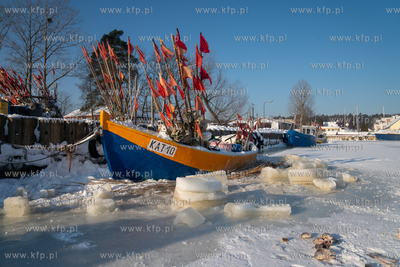 Zima na Mierzei Wiślanej. Zamarznięty port rybacki...