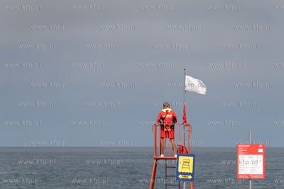 Ratownik WOPR na wieżyczce na plaży w Sopocie. 15.07.2026...