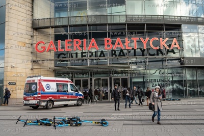 Karetka pogotowia pod Galerią Bałtycką. 12.03.2020...