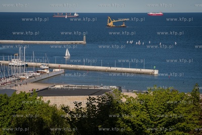 Gdynia. Widok na marinę jachtową i plażę z Kamiennej...