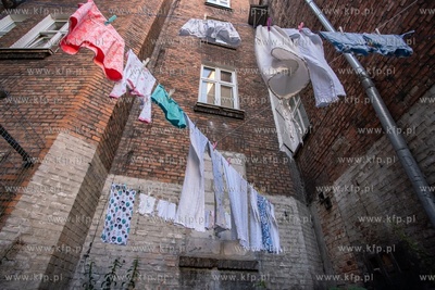 Gdańsk, Biskupia Górka. Nz. Pranie na sznurku.  7.07.2020...