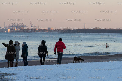 Sopot. Świąteczny spacer nad morzem. 25.12.2021 /...