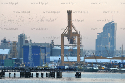Port w Gdyni i wiezowce Sea Towers 14.01.2010fot....