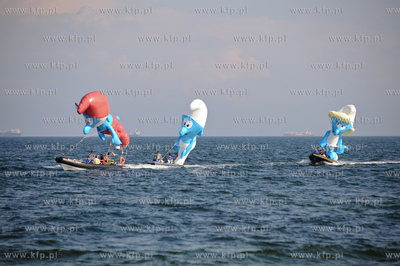 Gdynia. Bulwar nadmorski. Akcja promocyjna filmu Smerfy,...