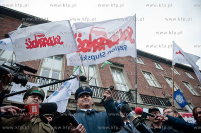 Gdansk. Pikieta Federacji Zwiazkow Zawodowych Sluzb...